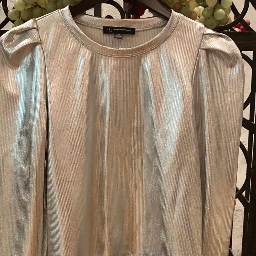 SHINY SILVER STUNNING DRESSY BLOUSE. Size PM.